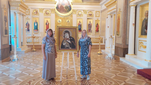 Состоялась передача Владимирской иконы Божией Матери, написанной почвой, в Храм при СПбГУ. ЦМП им. В.В. Докучаева